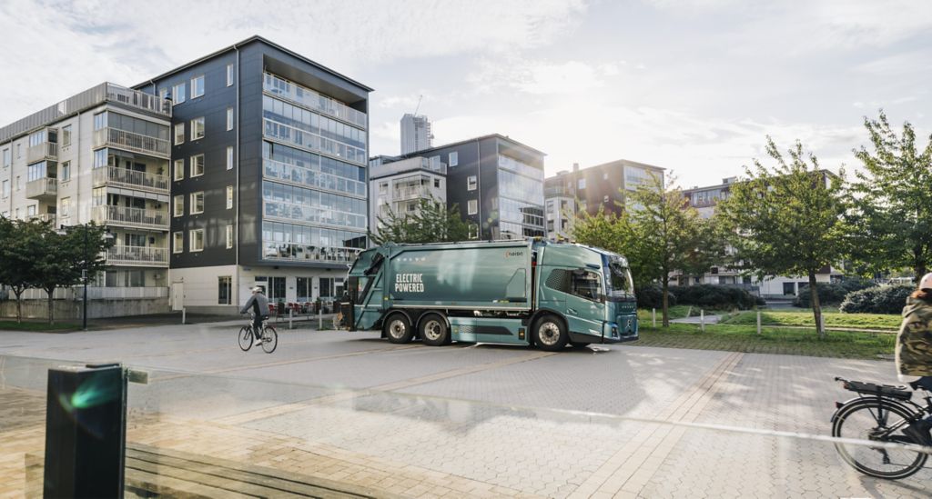 Volvos första lastbil enbart utvecklad för eldrift – optimerad för renare och säkrare stadstransporter