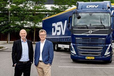 With the order for 300 electric trucks, DSV will have one of the largest company fleets of heavy electric trucks in Europe. To the left, Søren Schmidt, DSV, to the right, Roger Alm, Volvo Trucks.