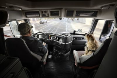 Volvo Trucks’ new collaboration with the Center for Pet Safety promotes safe, comfortable travel for professional drivers and their furry co-pilots.