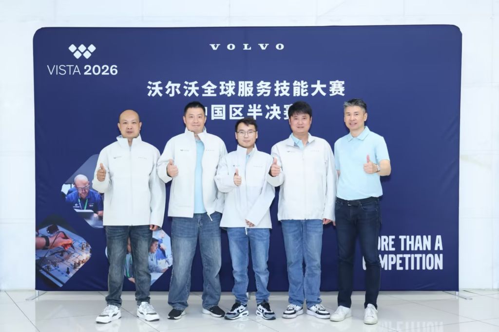 中国区晋级队伍“南京苏沃”与沃尔沃集团中国及沃尔沃卡车中国总裁岑家辉合影