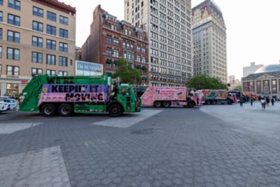 The New York City Department of Sanitation and its nonprofit partner the Sanitation Foundation recently unveiled five new hand-painted Mack® LR refuse vehicles during New York City’s Trucks of Art program.