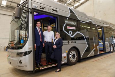 Patrick Gorman, Roger Cook och Rita Saffioti, ministrar i Western Australia, i dörren till en svart och grå ny elektrisk Volvo BZL.