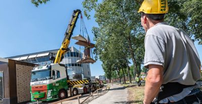 Volvo FH 500 10x4 met 165 tonmeter-kraan. "Met deze specificaties kunnen we met dit voertuig Amsterdam in zonder dat we een 45-tons ontheffing moeten aanvragen. We kunnen daardoor altijd snel reageren op de vraag van de klant", aldus Mark van Klaarbergen van Koninklijke Saan.