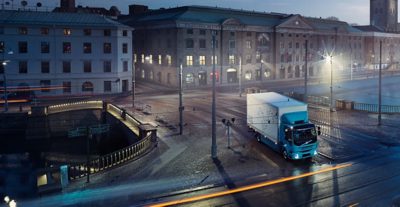 Elektrische vrachtwagen ’s nachts in de stad
