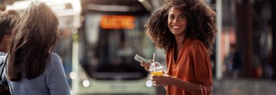 Femme debout à l'arrêt d'autobus