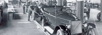 Première voiture quittant l'usine