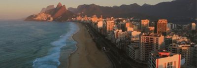 Zdjęcie Rio de Janeiro z lotu ptaka, z plażą i otaczającymi górami. 