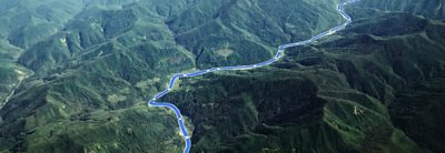 Un camino que serpentea a través de un valle en un paisaje montañoso. Superposición de gráficos