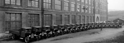 Den första serietillverkade Volvon uppställd längs fabriken i Lundby den 14 april 1927