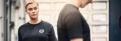  Női buszszerelő férfi kollégával az előtérben