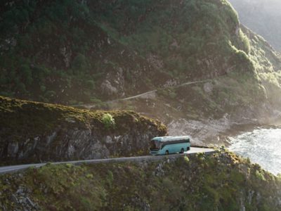 Autobus che viaggia su una strada di montagna