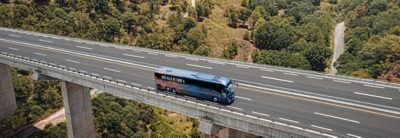 Conducción de autobús en camino de montaña en México