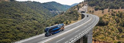 Volvo Double Decker conduciendo a lo largo de un lago