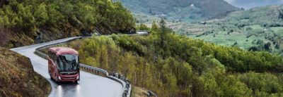 Autobus sur une route de montagne