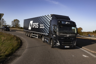 משאית חשמלית מדגם Volvo FM Electric עם לוגו של DFDS בנסיעה בכביש