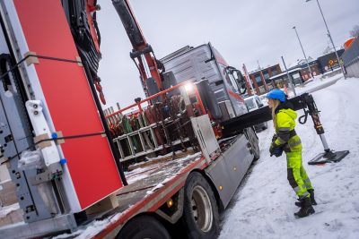 Sunniva Holt, sjåfør i Ask Industrimontasje, håndterer kranen på sin elektriske lastebil, en Volvo FH Electric.