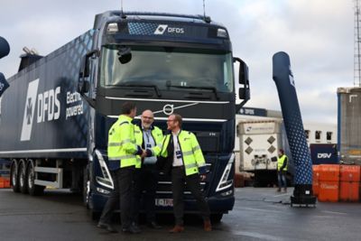 Le camion électrique est le premier des 125 que DFDS a commandé à Volvo Trucks pour une livraison jusqu'en 2023 afin de devenir opérationnel dans la flotte de DFDS. En 2021, DFDS et Volvo Trucks ont lancé un projet commun pour un transport routier durable.