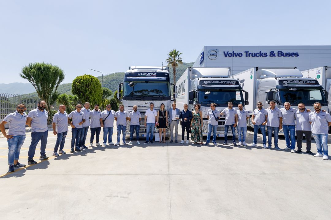 La Sabatino Trasporti sceglie Volvo Trucks per rinnovare più della metà della sua flotta: dodici nuovi veicoli di ultima generazione, per continuare a crescere e raggiungere nuovi sfidanti obiettivi.