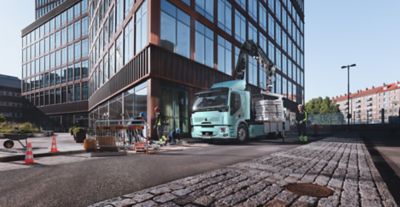 Atnaujinti „Volvo“ vidutinio svorio elektriniai sunkvežimiai yra sukurti miesto aplinkai – užtikrina saugų nulinės emisijos miesto transportą ir logistiką.
