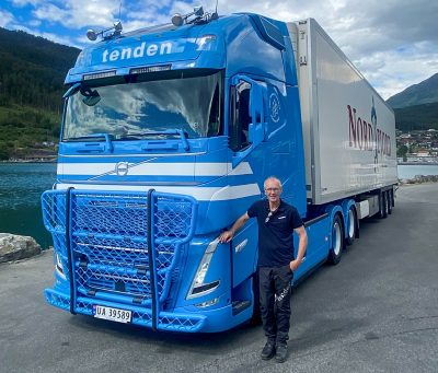 Terje Sunde foran sin Volvo FH