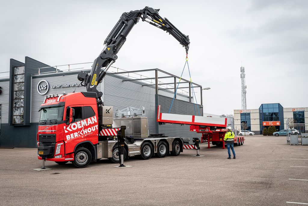 Volvo FH met elektrische autolaadkraan voor Koeman Berkhout