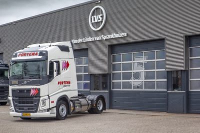 nieuwe Volvo FH-LNG voor Portena in Heerenveen. 