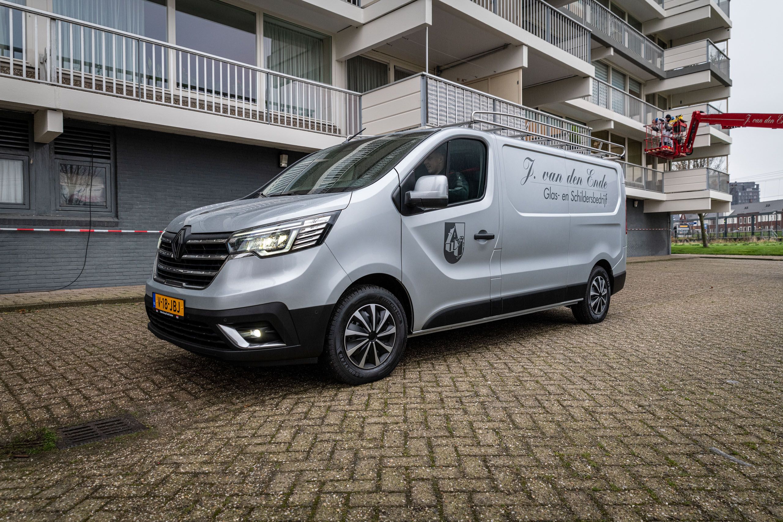 Glas- en Schildersbedrijf J. van den Ende gaat elektrisch met twee Renault Trafic E-Tech gesloten bestelwagens