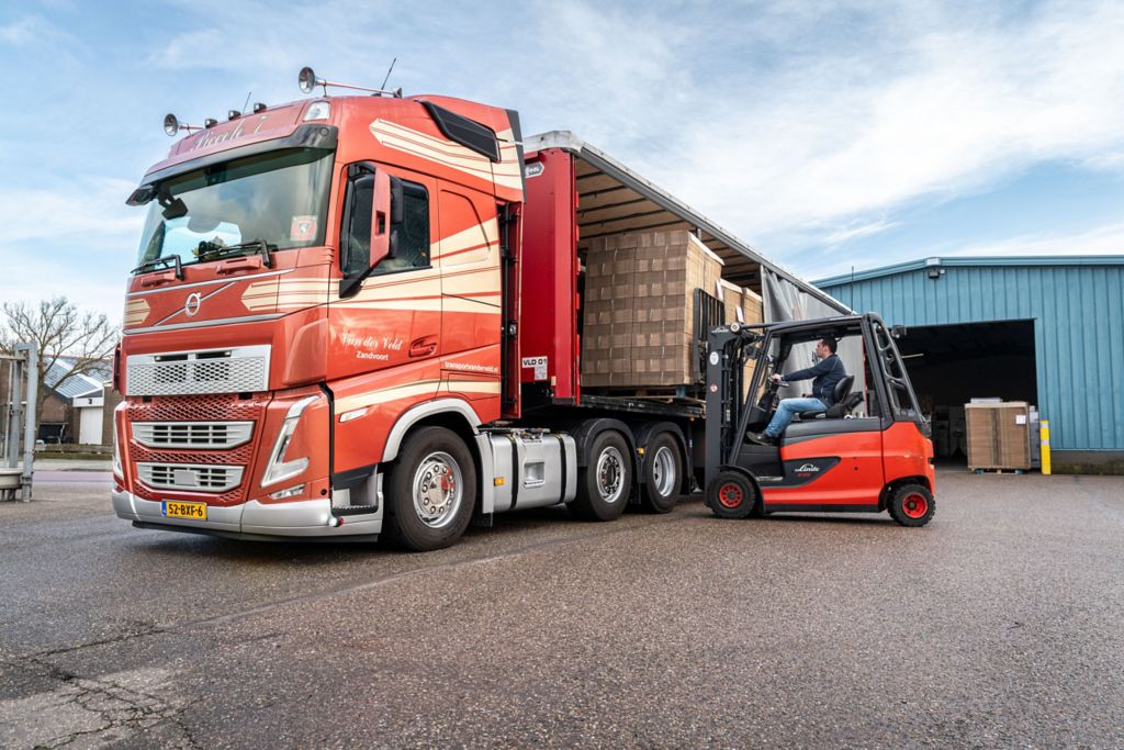 Zuinige Volvo FH 6x2-trekkers voor Transportbedrijf Van der Veld