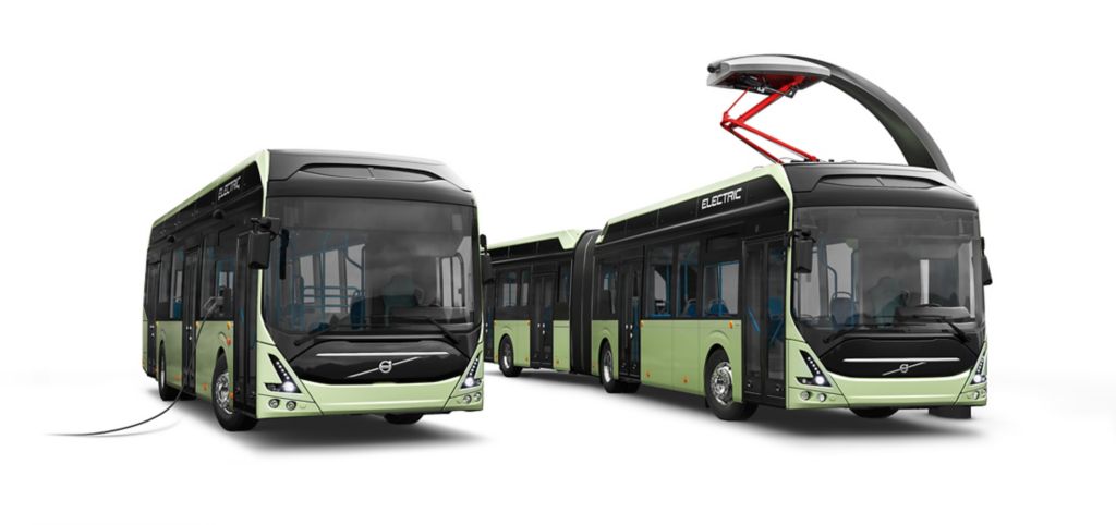 En gul Volvo 7900 Electric och en Volvo 7900 Electric Artic med laddare.