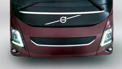 La parte delantera de un autobús Volvo de lujo de larga distancia, con las características luces en forma de V de Volvo.