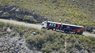 O Volvo FH com Assistência ao Binário Volvo da ATS sobe uma inclinação na Cidade do Cabo