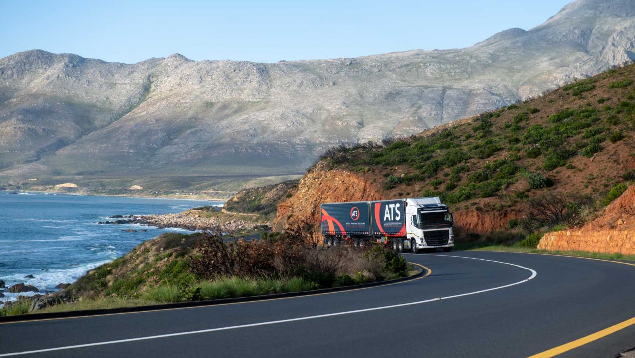 O Volvo FH com Assistência ao Binário Volvo na estrada na Cidade do Cabo, África do Sul