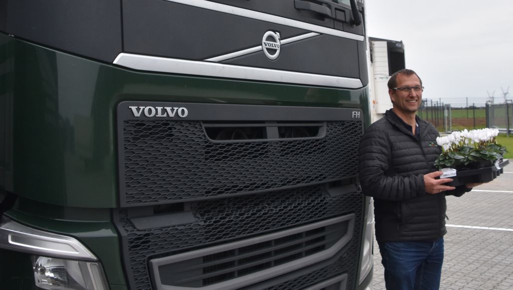Tommy Andersen foran den nye Volvo FH 460 med I-Save