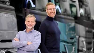 Anders Tenstam in Mattias Hejdesten stojita pred novimi tovornimi vozili