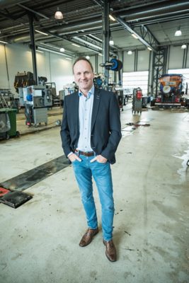 Alt-tekst: Direktør i Volmax Kompetanse, Andreas Flognfeldt, inne i verkstedhall. 