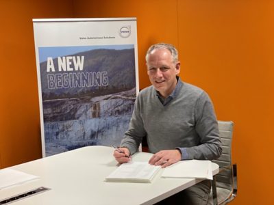 Nils signing the agreement
