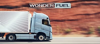 Volvo FH16 in ambiente di cantiere con turbina eolica