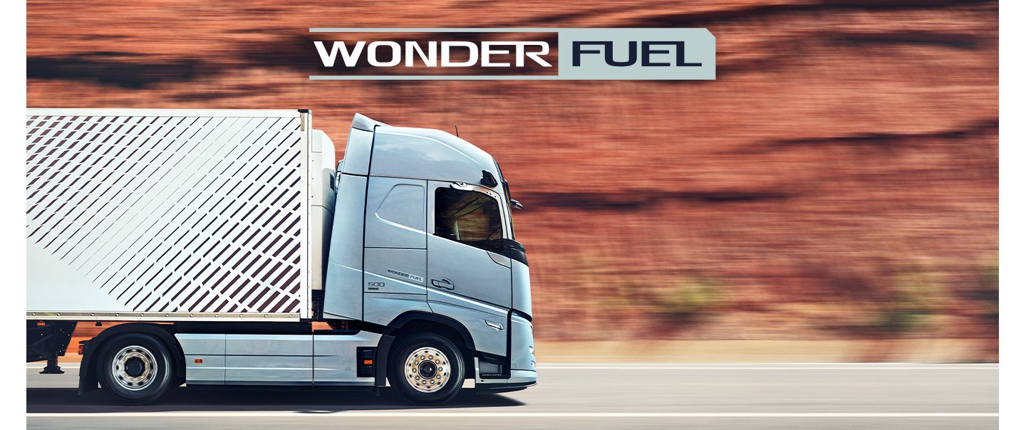 Volvo FH16 in ambiente di cantiere con turbina eolica
