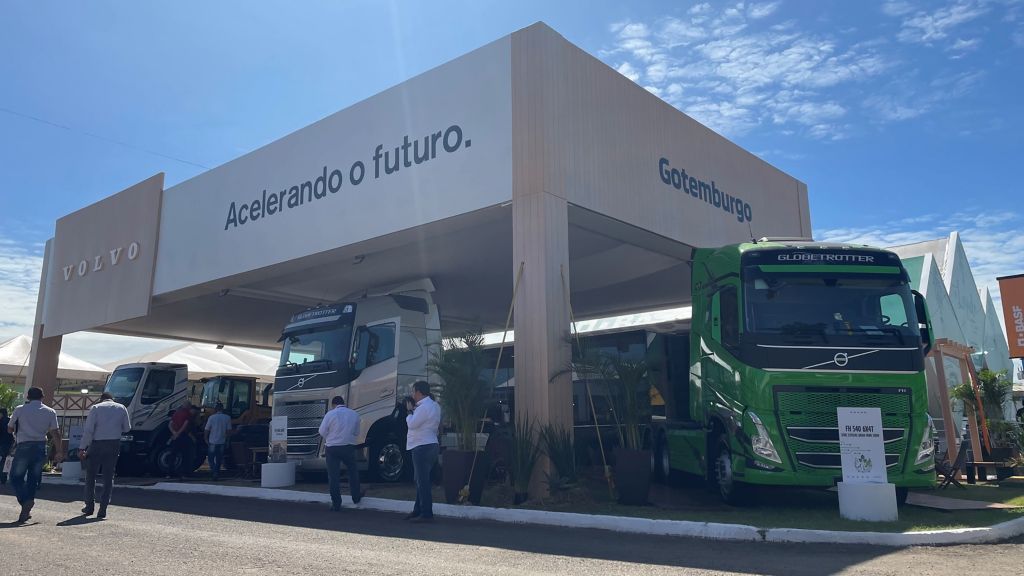 Estande da Volvo na Bahia Farm Show, com caminhões da marca | Grupo Volvo