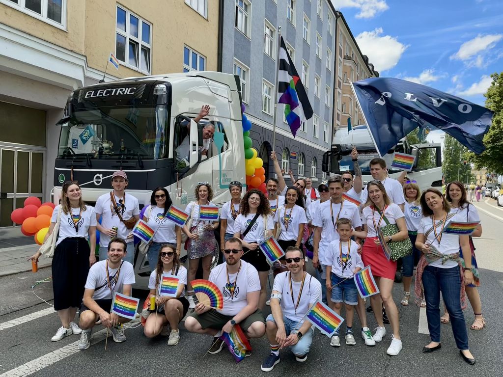 Volvo Trucks Mitarbeitende setzen starkes Zeichen für Toleranz und Vielfalt beim CSD 2024 in München 