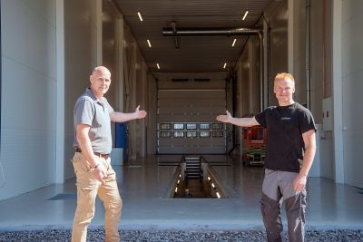 Cato Strand (servicemarkedssjef Volmax Kongsvinger) og Vegard Aasheim ønsker nye og gamle kunder velkommen