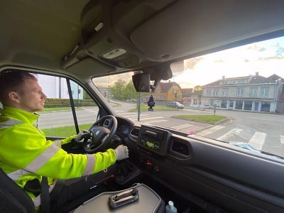 Kristoffer Buer Nielsen kjører i sin Renault Master