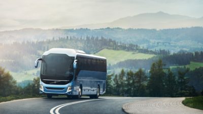 Frontpartie eines schwarzen Busses der Volvo Group