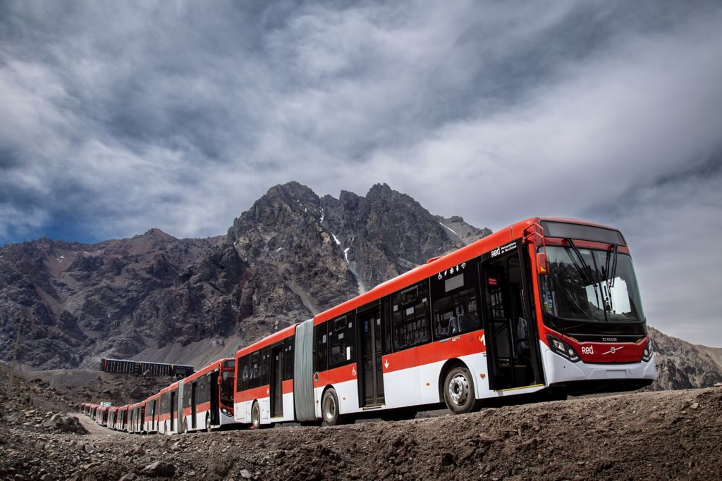 Comboio de ônibus Volvo cruza a Cordilheira dos Andes rumo a Santiago, no Chile.