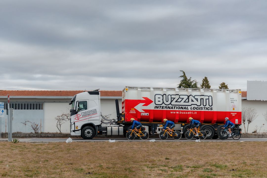 Driven by performance: azzurri protagonisti della nuova campagna di Buzzatti Dry Bulk Logistics