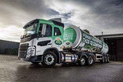 Arla Foods has taken delivery of seven new Volvo FM LNG 6x2 tractor units.