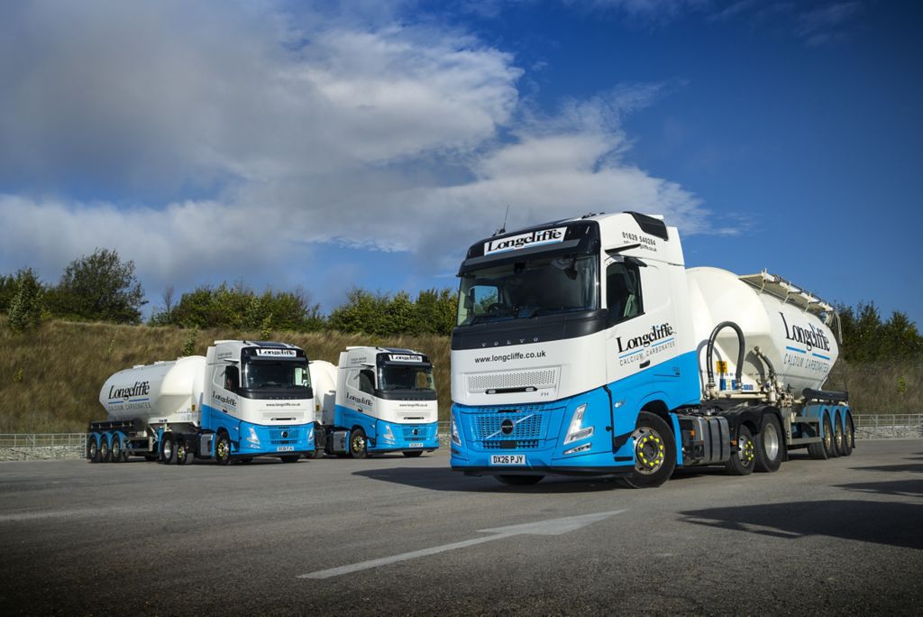 Longcliffe returns to Volvo Trucks for three new FH Aero tractor units 