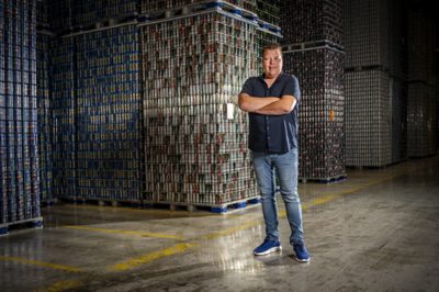 Foto van Joanne van Drie achter het stuur van de FH Electric van Nick Willigenburg