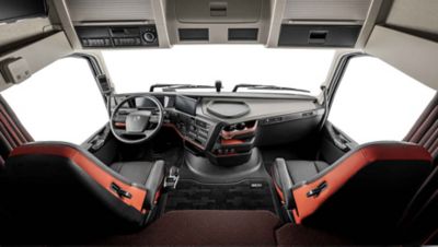 Plusieurs améliorations, dont un nouveau tableau de bord entièrement numérisé et un levier de vitesses I-Shift plus mince, équipent le nouvel intérieur de la cabine des Volvo FH et Volvo FH16.