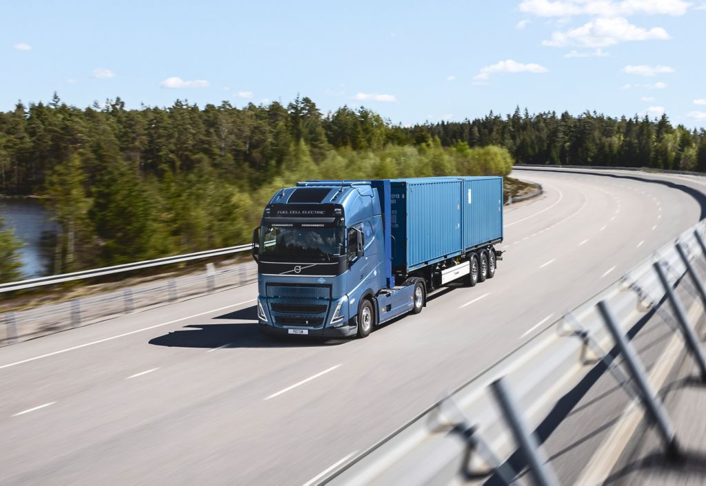 Caminhão Volvo com células de combustível alimentadas por hidrogênio na estrada | Grupo Volvo